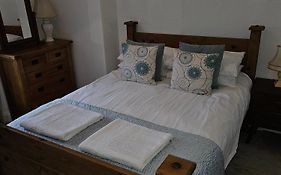 Snug - Macushla Apartment